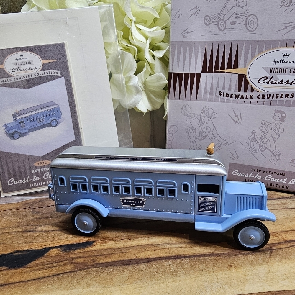 Hallmark KiddieCar  Sidewalk Cruiser Collection 1932 Keystone Coast-to-Coast Bus